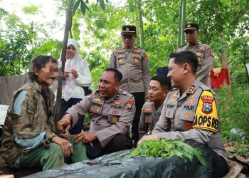 Polri Peduli : Polres Jember Evakuasi Kakek Tuna Wisma dari Hutan Jubung